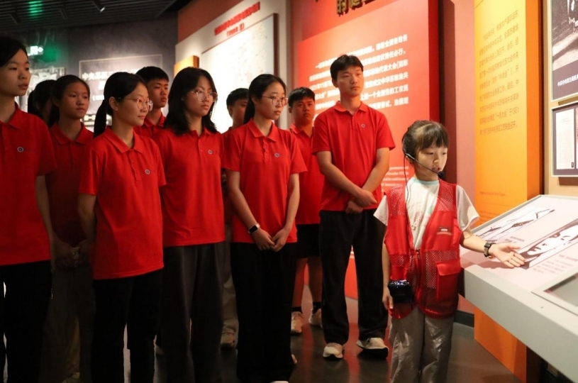 红孩子讲解员郭景添为队员生动讲解苏区历史。（李圆 摄）