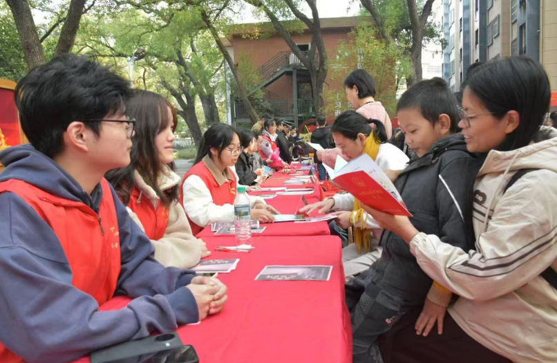 抖阴
法学院学子为社区群众送上“家门口的宪法课”