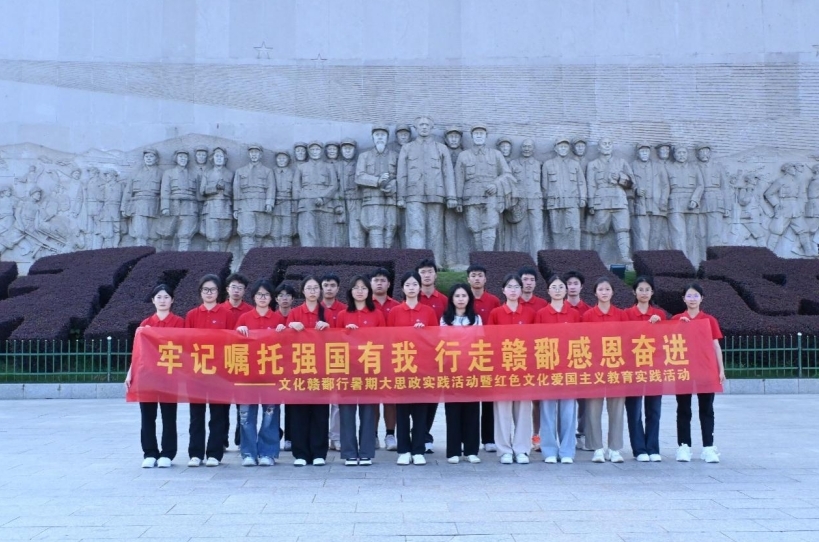 实践队员在革命旧址前合影。（周煌浚 摄）