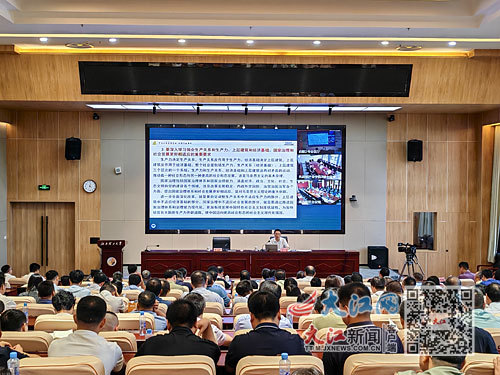 八月二十一日下午，学习贯彻党的二十届三中全会精神省委宣讲团宣讲报告会在抖阴
举行。江西日报全媒体记者 焦俊杰摄