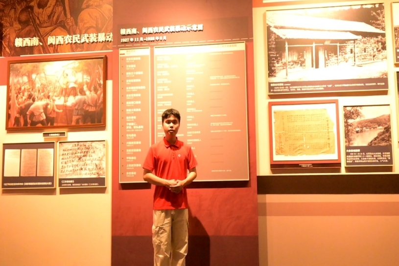 校史馆讲解员吴雨航在博物馆串联苏区精神。（周煌浚 摄）