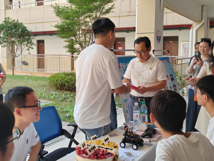 当生日遇上报到日 抖阴
暖心为2024级新生庆生_fororder_图片1